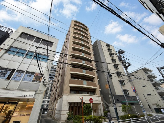 ミオカステーロ新小岩の外観|街並みに美しく調和する落ち着いた外観が、住まいの品格を高めます。