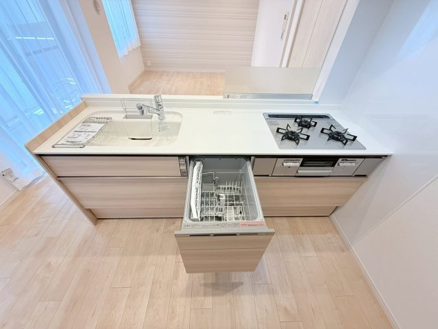 ミオカステーロ新小岩のキッチン|【リノベ施工例】木目の質感が空間に上品なアクセントを添えています。