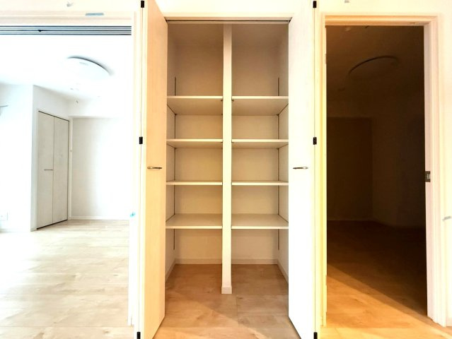 ミオカステーロ新小岩の収納|リビング収納付きのカウンタースペース。小物や書類をすっきり整理できる便利な設計です。
