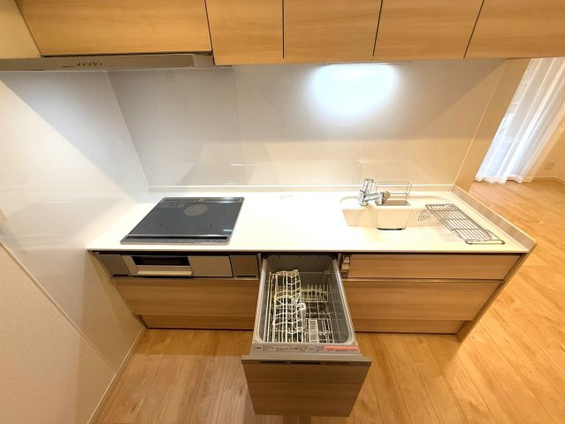 ミオカステーロ新小岩のキッチン|木目の質感が空間に上品なアクセントを添えています。