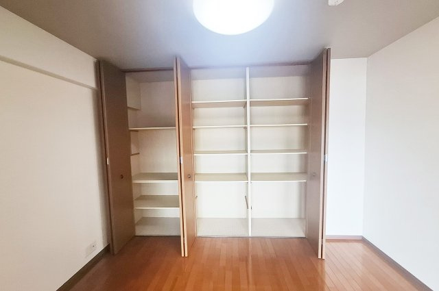 グレイスランドマーク堺・光明池の収納|洋室3物入：身の回りの物の整理整頓に便利な仕切り付きの物入。