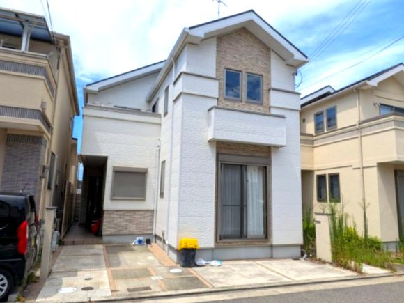 池田下町（太陽光パネル3年前・外壁カバー工法昨年）の外観|車を2台とめやすく、日当たりもよいお家です。
