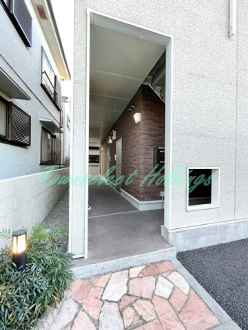 大和市上和田のアパートのエントランス
