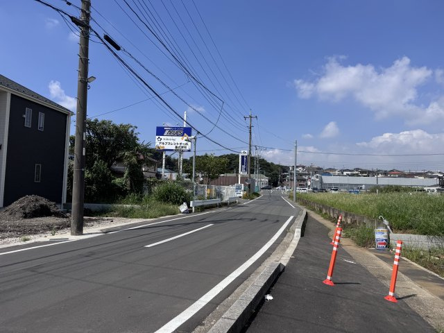 市川市国分６丁目新築戸建【中国分小学校：6分】の前面道路含む現地写真|南側前面道路・幅員約6ｍ