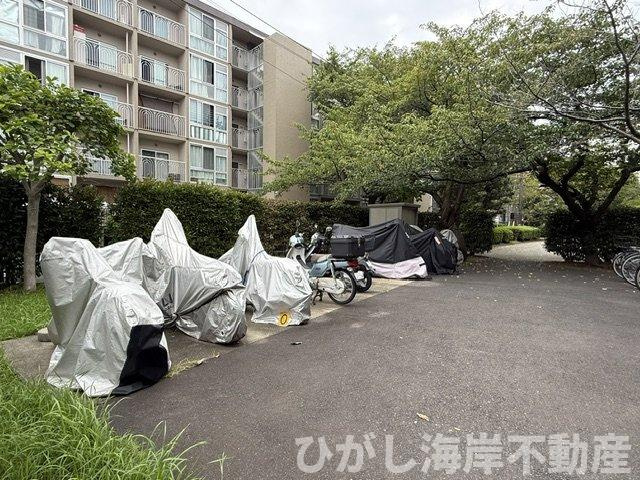 茅ヶ崎ニューライフ２号棟の駐車場|敷地内バイク置場