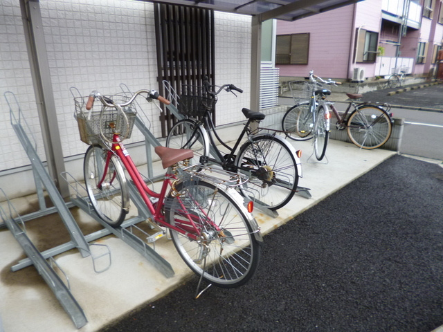 リブリ・クローバーのその他共用部分|敷地内専用屋根付き駐輪場有り。