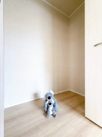 【収納】 | 前橋市朝倉町　平屋　築住宅 | 大切な人にもらったプレゼント、子どもが描いてくれた似顔絵、何度も読んだお気に入りの本、。まとめて大事に閉まっておける広々収納。