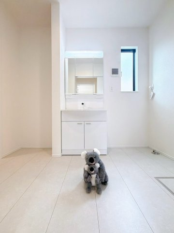 【独立洗面台】 | 前橋市朝倉町　平屋　築住宅 | 爽やかなデザインでまとめられた洗面脱衣室。収納たくさんな洗面化粧台。