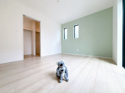 【洋室】 | 前橋市朝倉町　平屋　築住宅 | 窓からそそがれる暖かみのある明るい空間。広々としたプライベート空間で自分の時間を楽しめます。フローリング仕様で普段のお掃除も楽々です。