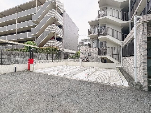 スタイリオフィット新綱島の駐車場
