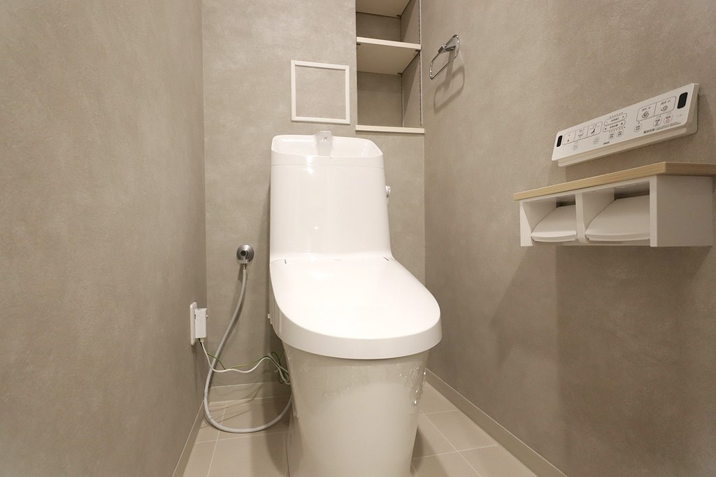リラコート伊丹のトイレ|上品なクロスが落ち着いた雰囲気を演出するトイレです。清潔感と心地よさを兼ね備えた空間に仕上がっています。