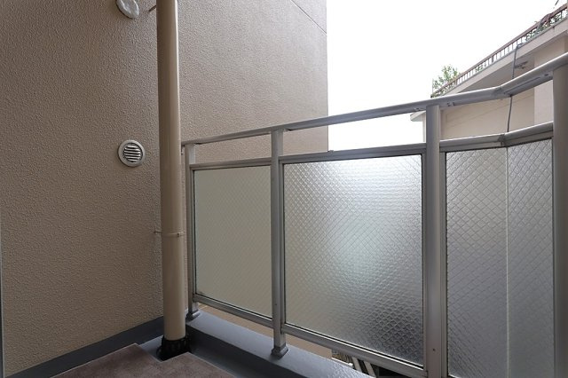 リラコート伊丹のバルコニー|バルコニーを3カ所に備えた、開放感のある住まいです。用途に合わせて使い分けたりと、暮らしの中で便利に活用できるのが魅力です。