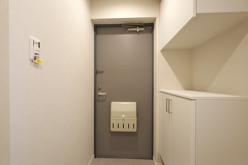リラコート伊丹の玄関|シューズ収納が備わっており、靴や外出用品も整理しやすく、気持ちよくお客様を迎えられる玄関です。