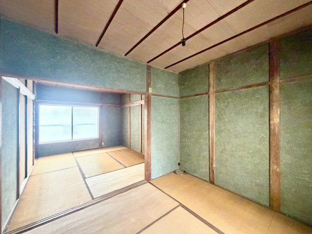 平野区喜連1丁目の和室|窓からやわらかな光が入る和室。家具の配置がしやすく、くつろぎのスペースとしても使いやすいお部屋です。