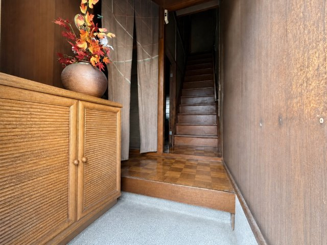 平野区喜連1丁目の玄関|木の風合いを感じられる落ち着いた玄関。玄関収納も備わっており、靴や小物をすっきり整理できます。室内へ続く階段にも自然につながる、使い勝手の良い空間です。