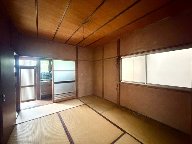 平野区喜連1丁目の玄関|木の風合いを感じられる落ち着いた玄関。玄関収納も備わっており、靴や小物をすっきり整理できます。室内へ続く階段にも自然につながる、使い勝手の良い空間です。
