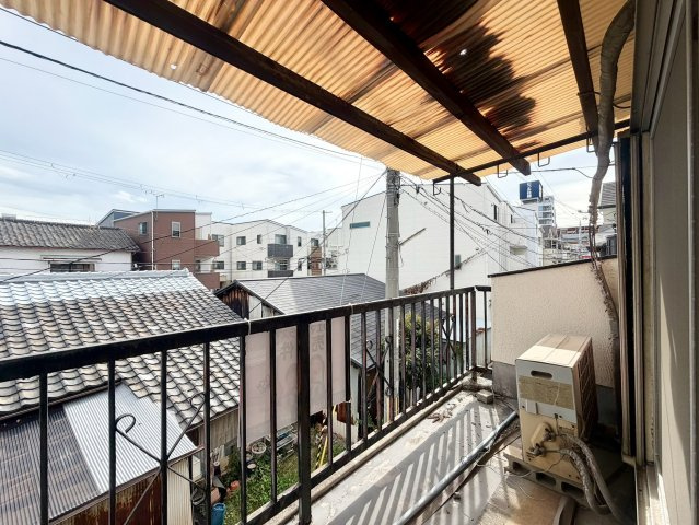 平野区喜連1丁目のバルコニー|空が広く感じられるバルコニー。洗濯物を干すスペースとしてはもちろん、外の風を感じながら気分転換できる場所としても活躍します。