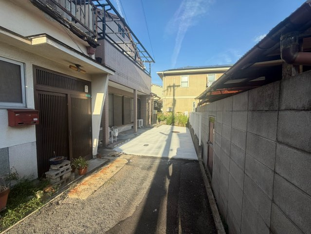 平野区喜連1丁目の前面道路含む現地写真|建物外観です。周辺の街並みに馴染む落ち着いた佇まい。実際の建物の状態や雰囲気をぜひ現地でご確認ください。