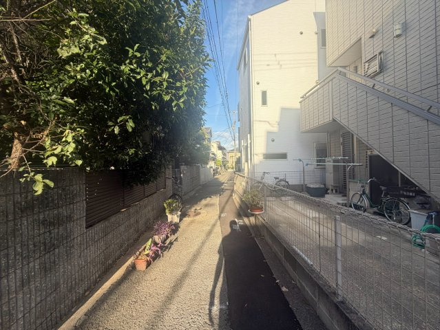 平野区喜連1丁目の前面道路含む現地写真|現地周辺の街並みです。戸建てや集合住宅が並ぶ住宅エリアで、比較的静かな住環境が広がっています。