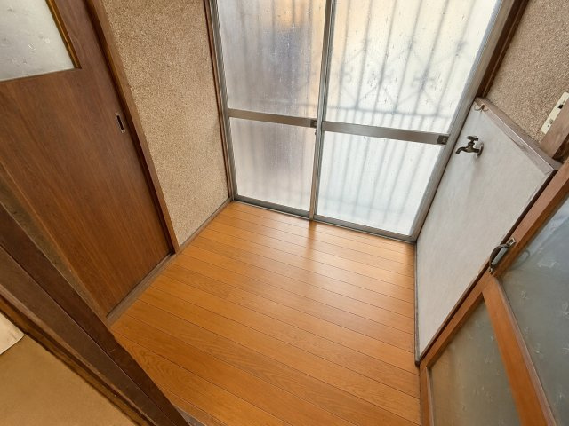 平野区喜連1丁目の脱衣所|勝手口に面した明るいスペース。洗濯や家事スペースとして使いやすく、換気もしやすいのがポイントです。