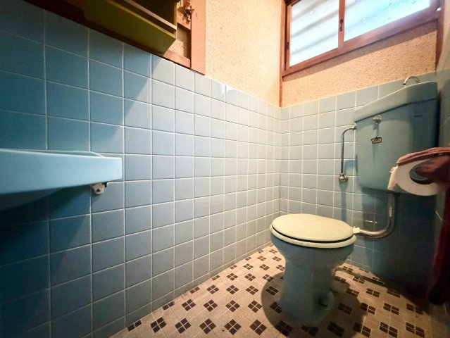 平野区喜連1丁目のトイレ|窓から光を取り込めるため、コンパクトながら圧迫感を感じにくい空間です。