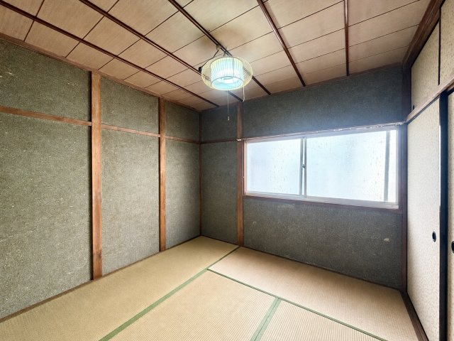 平野区喜連1丁目の和室|畳と木の温もりを感じる和室。家具を置かずに広く使うこともでき、寝室・客間・くつろぎスペースなど多用途に活用できます。