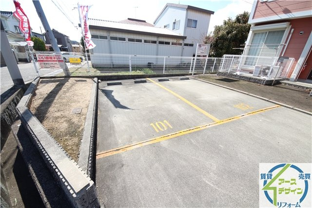 ヴェルナール谷八木の駐車場