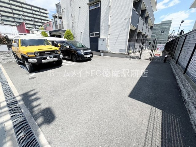 ラルエットの駐車場