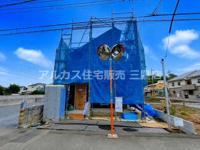 調布市深大寺北町5丁目 中央線 三鷹駅 新築戸建の外観|建築中の現地正面。前面道路は舗装されており、開けた視界と良好な住環境が魅力です。