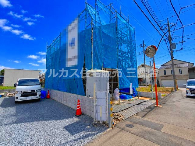 調布市深大寺北町5丁目 中央線 三鷹駅 新築戸建の外観|建築中の現地外観。角地風の開けた敷地形状で、お車の出し入れや通風にも恵まれた立地です。