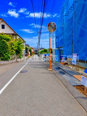 調布市深大寺北町5丁目 中央線 三鷹駅 新築戸建の前面道路含む現地写真|前面道路を含む周辺環境。フラットで歩きやすく、車通りも少ないため静かで落ち着いた暮らしが叶います。
