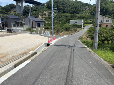【前面道路含む現地写真】 | 土地　サントピア玉島八島　24号地 | 前面道路は南側、幅員約4.1ｍの公道になります。