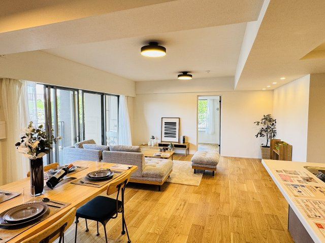 エンゼルラクシィ南大沢の居間・リビング|～25.3帖の明るく開放感のあるLDK、家族団欒の時間をお過ごしいただけます～