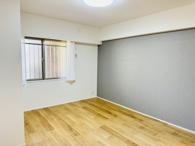 エンゼルラクシィ南大沢の寝室|～8.3帖の主寝室　ベッドなど大型家具のレイアウトもしやすい広さです～