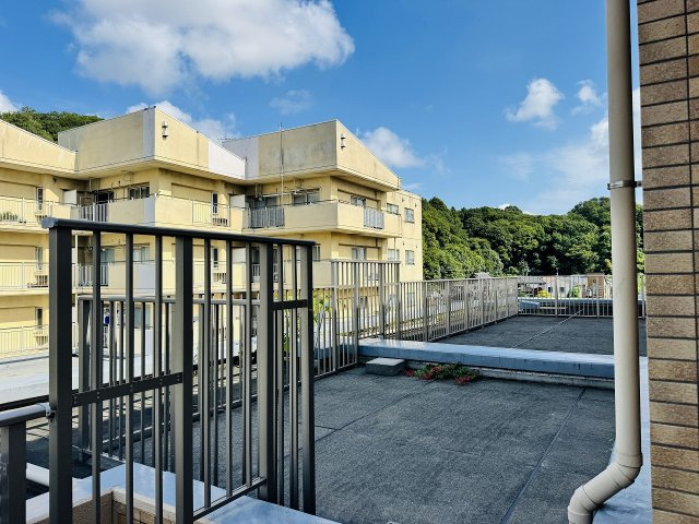 エンゼルラクシィ南大沢のバルコニー|～広々としたルーフバルコニー　洗濯物や布団をたくさん干せそうです～
