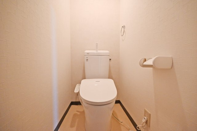日興千里台スカイタウンB棟のトイレ|一年を通して快適に利用できるウォシュレット付トイレです。