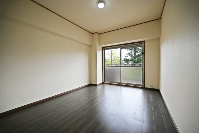 日興千里台スカイタウンB棟の寝室|洋室6帖
南側に面して大きく開いた窓から明るい陽射しが差し込んでくるお部屋です。