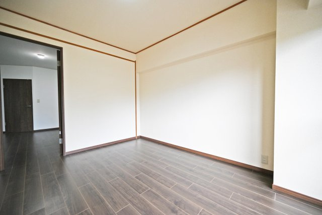 日興千里台スカイタウンB棟の寝室|洋室6帖
LDKと隣接しているお部屋になります。