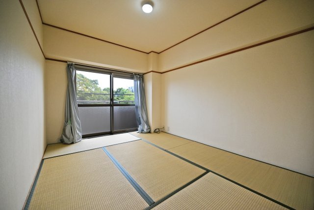 日興千里台スカイタウンB棟の和室|和室6帖
南向きの明るいお部屋。やっぱり畳の香りは落ち着きますね。