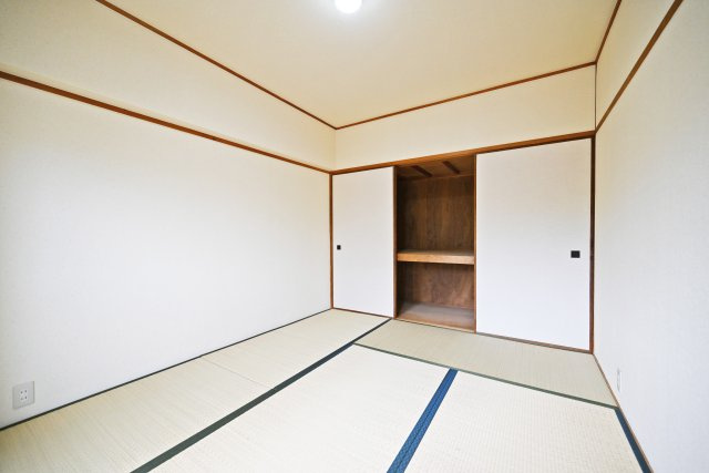日興千里台スカイタウンB棟の収納|和室6帖
奥行のある押し入れがあるのでふとんもスッポリと収納できます。