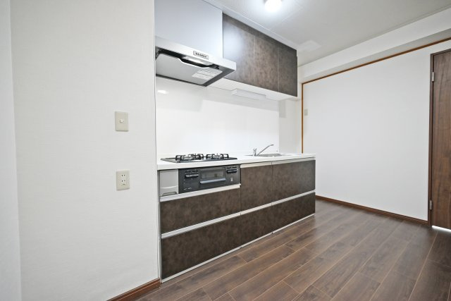 日興千里台スカイタウンB棟のキッチン|壁付けタイプのキッチンは空間を有効利用できます。リビングダイニングも広く使えるのが◎