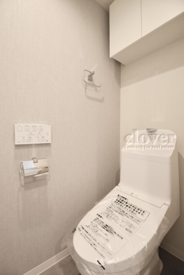 【トイレ】 | ヴィラロイヤル両国 | トイレはもともと個人の領域である自宅の中でも、最もプライベートな空間です。だからこそ、ほしい「落ち着き」がここにあります。～即日のご見学可能～　お問合せはお気軽にどうぞ。
