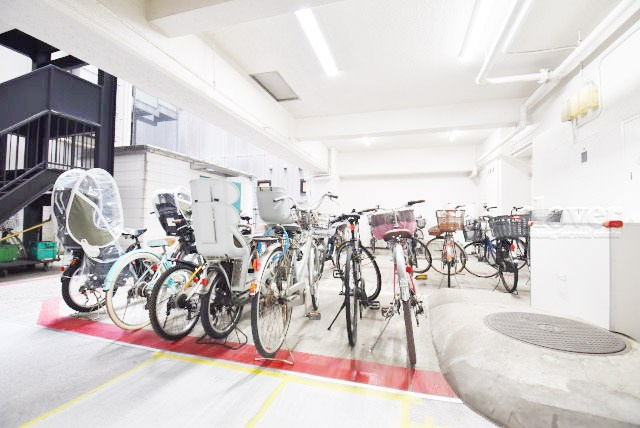 【駐輪場】 | ヴィラロイヤル両国 | 自転車置き場。マンションの共用部にあたります。空きの有無や駐輪料金、各戸の台数制限などについては、改めてお問い合わせください。～即日のご見学可能～　お問合せはお気軽にどうぞ。
