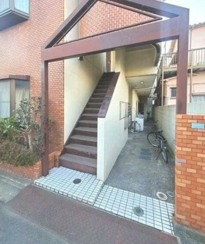バチュラー蕨のエントランス