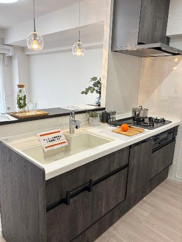 ライオンズガーデン西浦和第二のキッチン|対面式キッチン、会話しながら料理できる空間。食器洗乾燥機付きで片付けを時短、リフォーム済(2026年3月)で初期負担を抑えやすい。内覧で収納・採光・動線を確認ください。
