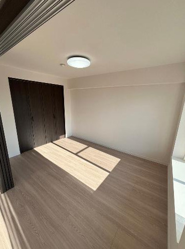 ライオンズガーデン西浦和第二の洋室|別角度、住み替え後の暮らしを具体化。内装リフォーム済(2026年3月)で住み替え後の手直しを減らしやすく、引越しスケジュールを組みやすい。内覧で収納・採光・動線を確認ください。