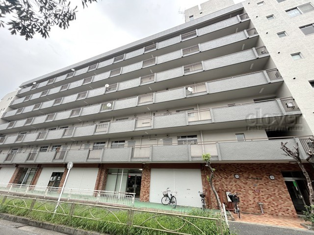【外観】 | ニューハイム徳丸 | 手入れの行き届いた外壁やエントランスなど、「見ればわかる」レベルで清潔感を保ったマンションです。築年数を感じさせない姿で皆様をお出迎えします。～即日のご見学可能～　お問合せはお気軽にどうぞ。