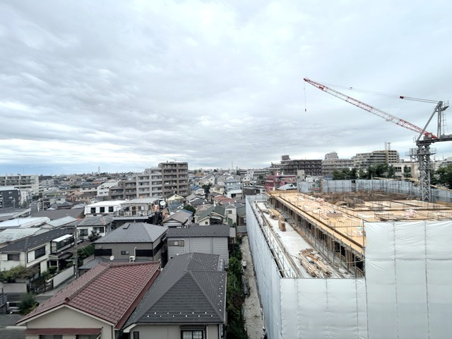 【展望】 | ニューハイム徳丸 | 眼前に広がる空の雄大さと、このお部屋の自慢の一つである「眺望」をご覧ください。毎日、この景色を独り占めできる新生活に夢が広がります。～即日のご見学可能～　お問合せはお気軽にどうぞ。