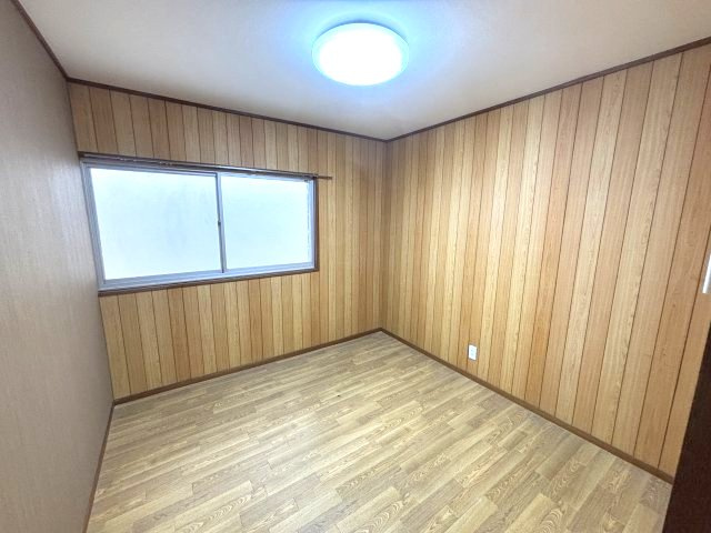 西板持町8丁目戸建の洋室