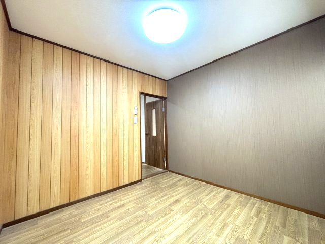 西板持町8丁目戸建の洋室